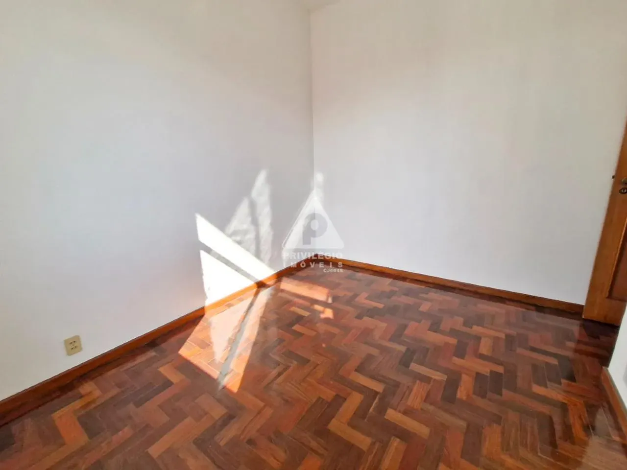 Wood or laminate floors in a 2-bedroom apartment, 60 m² — photo 9