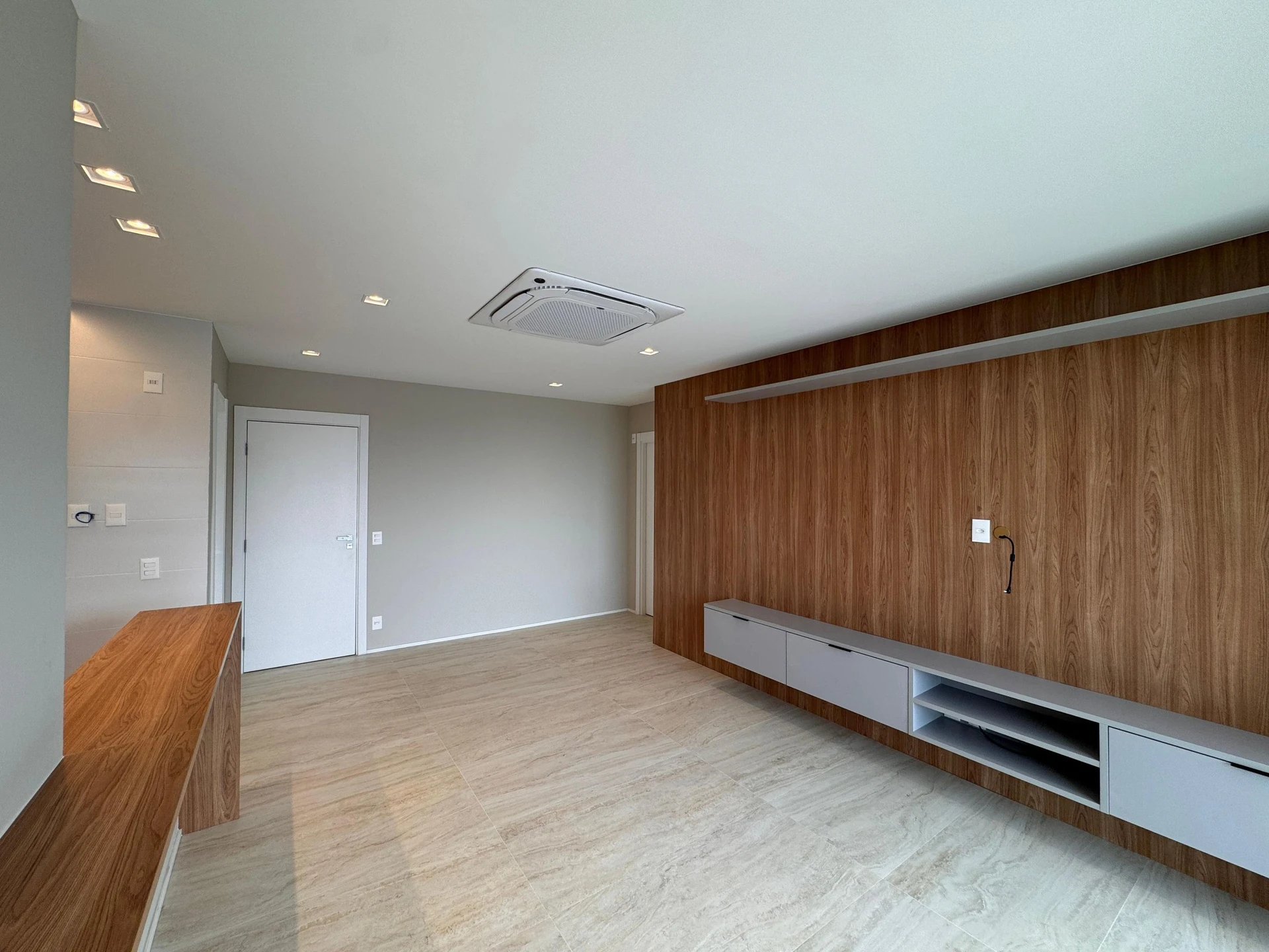 Furnished apartment with 3 en-suite bedrooms and balcony — photo 32