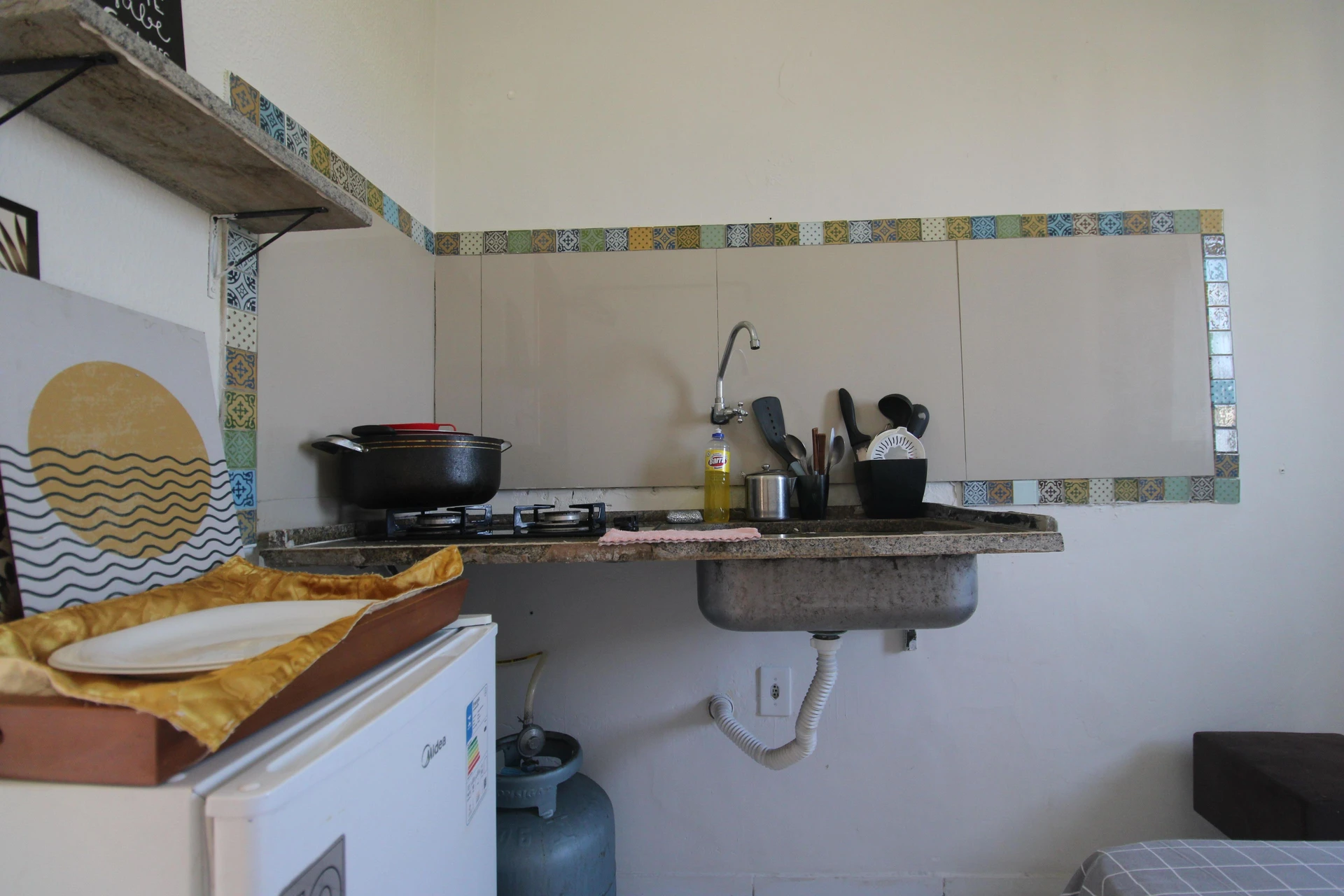 Kitnet com 1 quarto e cooktop a gás compacto — photo 11