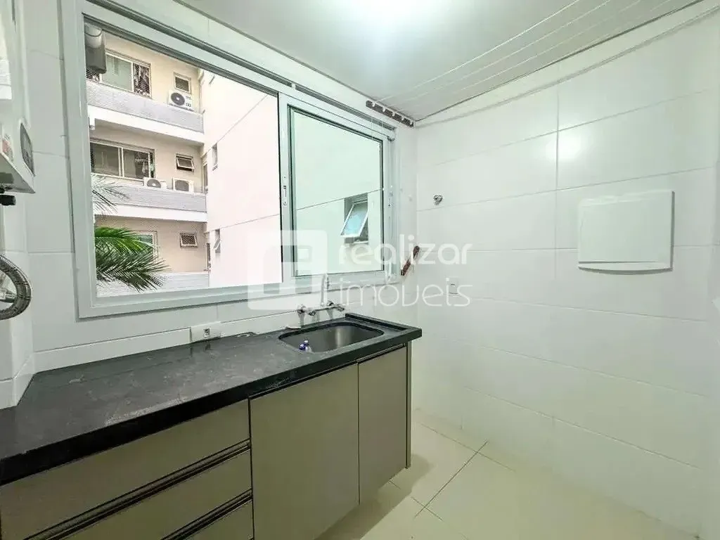 4-bedroom apartment in a building with a pool — photo 13