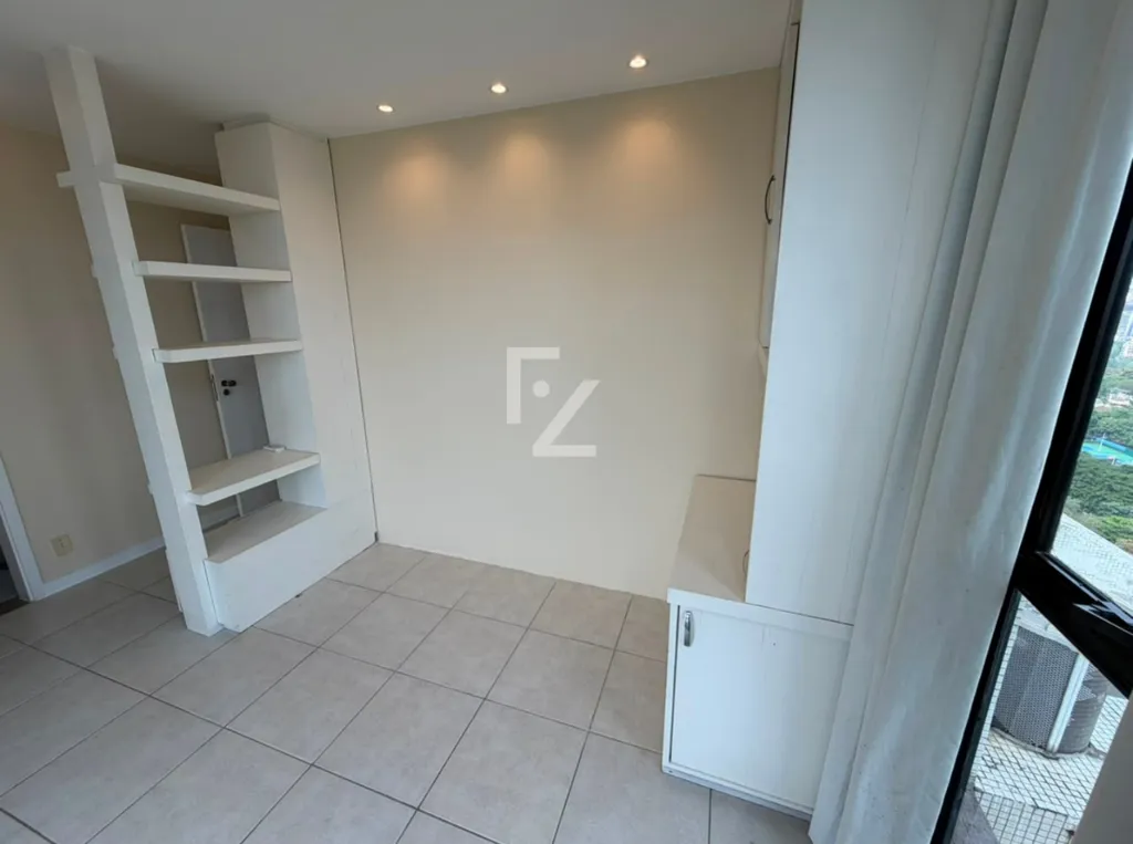 Duplex apartment on the 20th floor with city and water views — photo 23