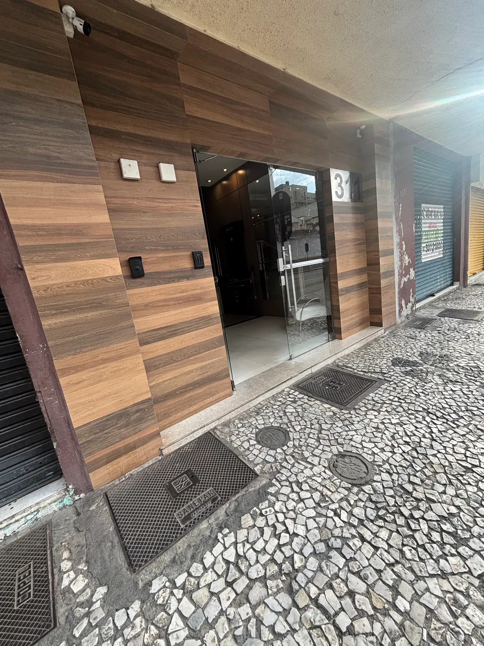 One-bedroom apartment with wood or laminate floors — photo 9