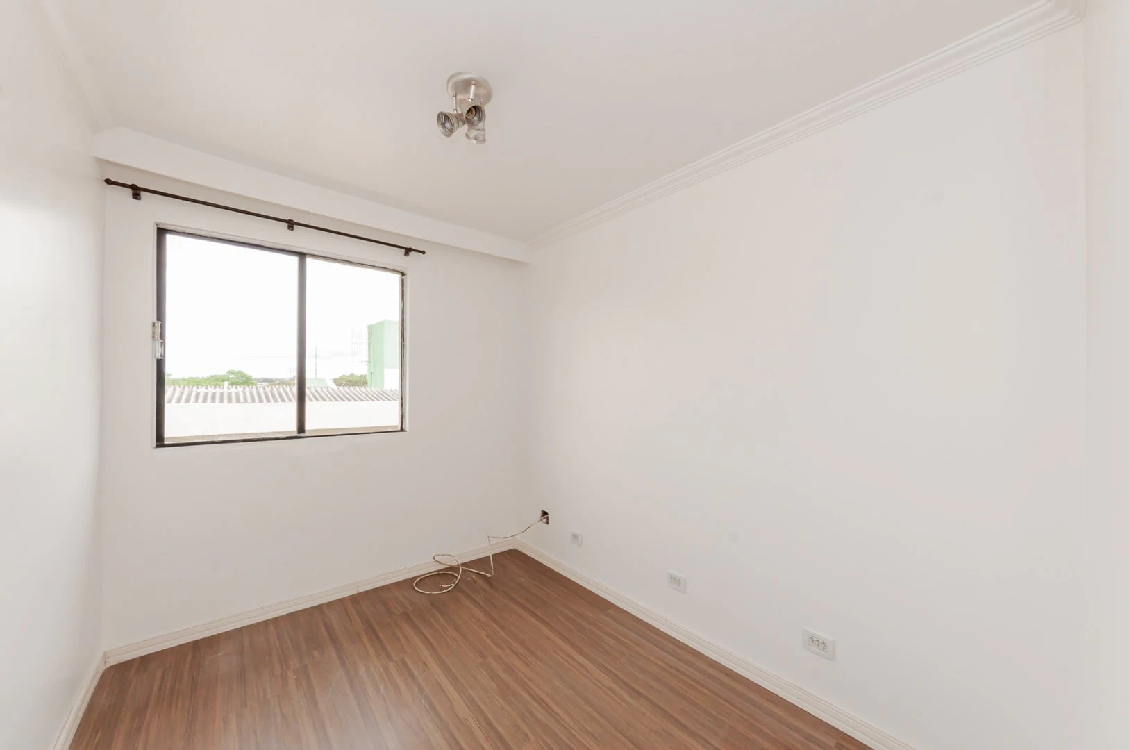 3-bedroom apartment with wood or laminate floors in Curitiba — photo 10