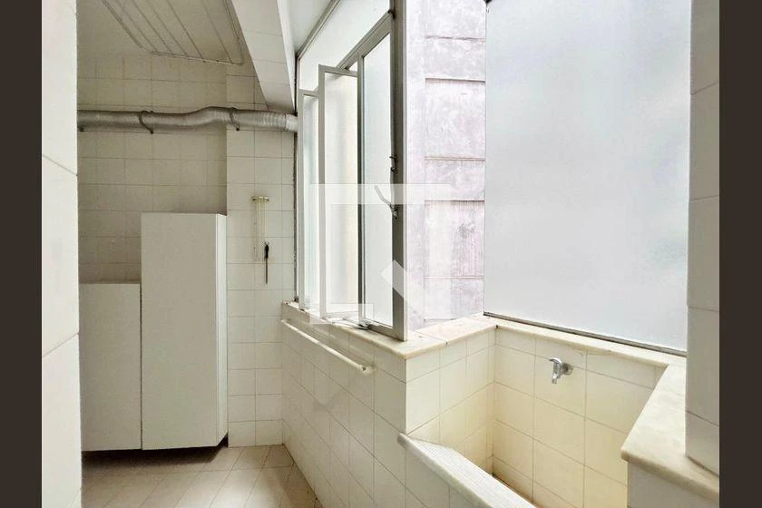 3-bedroom apartment with wood or laminate floors — photo 18
