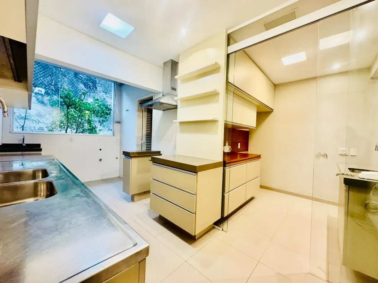 4-bedroom apartment with wood or laminate floors — photo 34