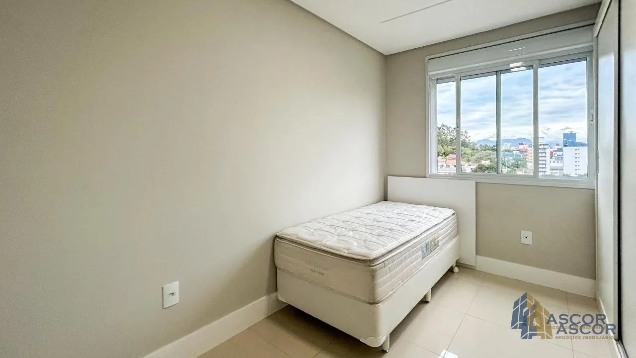 Balcony with a grill in a 2-bedroom apartment, 96 m² — photo 36