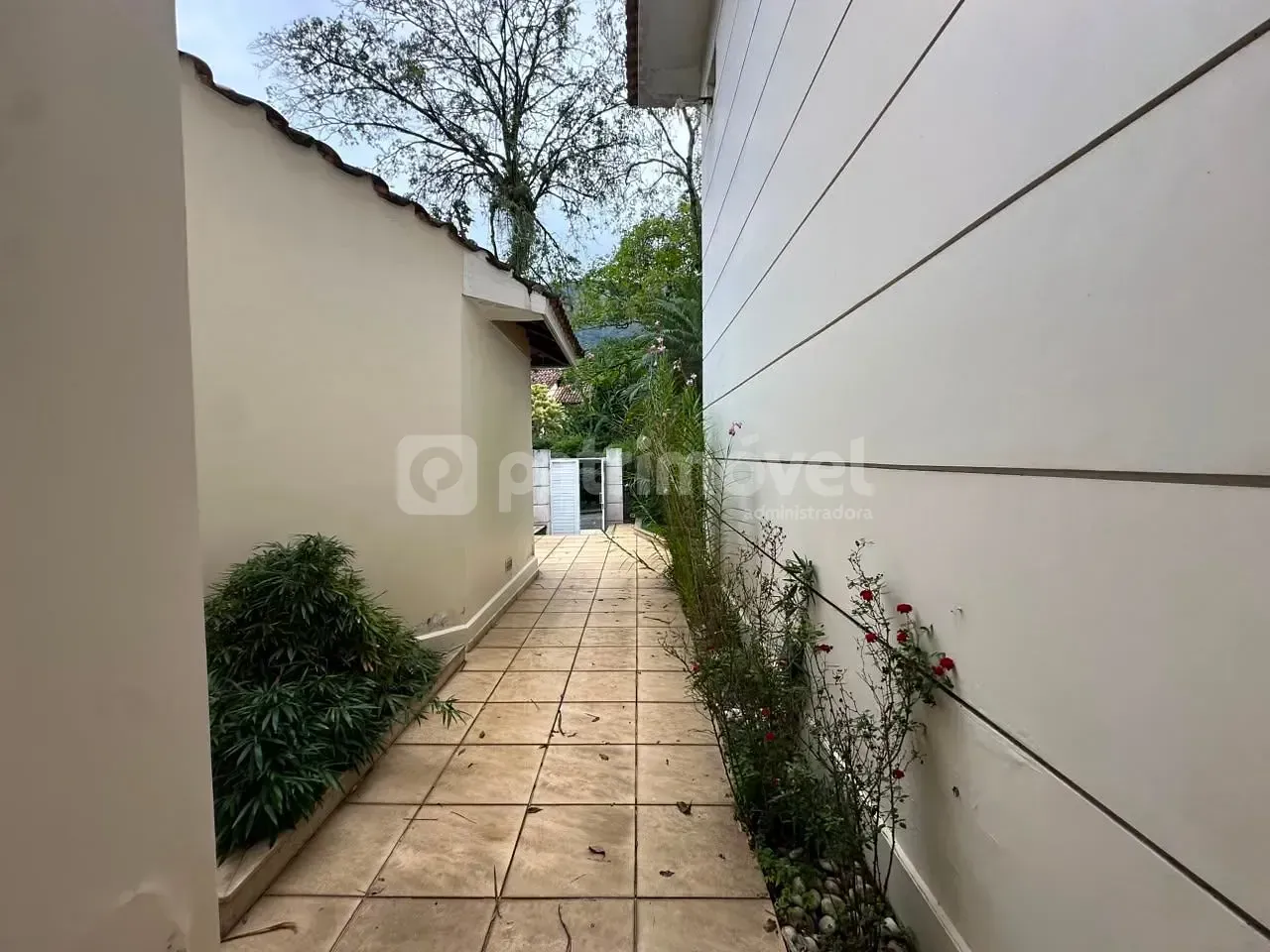 Casa sem mobília com 6 quartos e 9 banheiros — photo 43