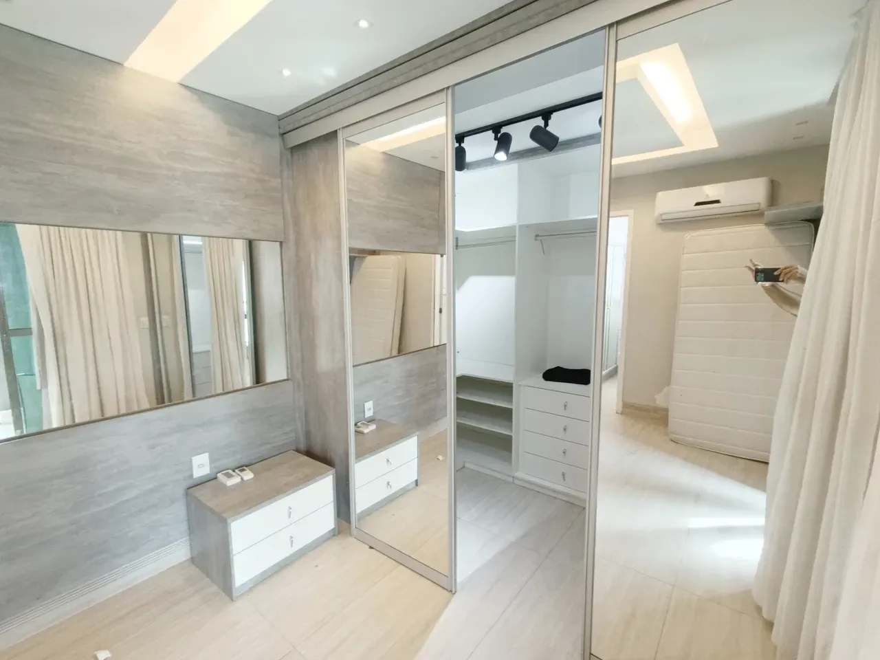 Apartamento com cozinha fechada e 4 banheiros — photo 32
