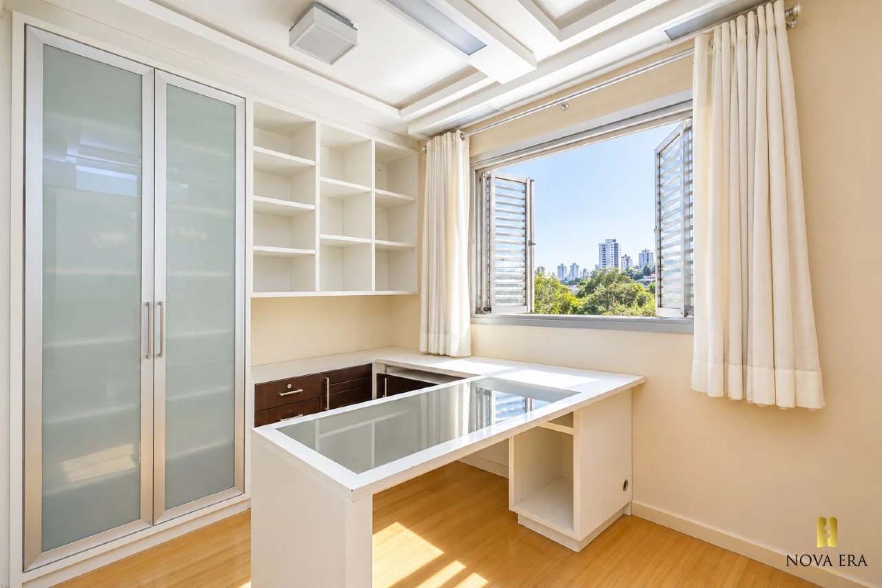 Glass-enclosed balcony in a 3-bedroom apartment, 124 m² — photo 16