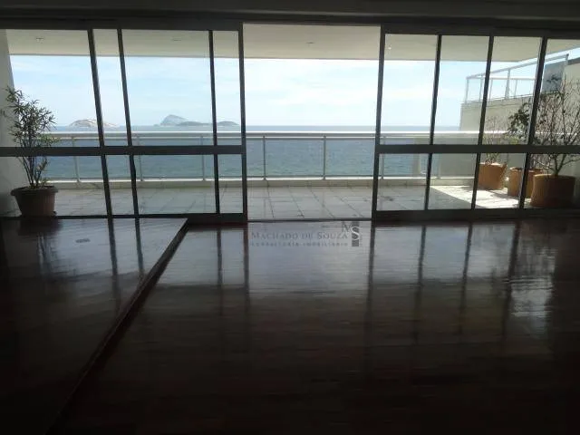 Water view in a 4-bedroom apartment, 350 m² — photo 22