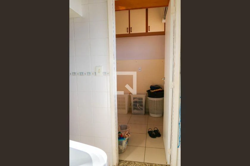3-bedroom apartment with a suite and glass-enclosed showers — photo 50