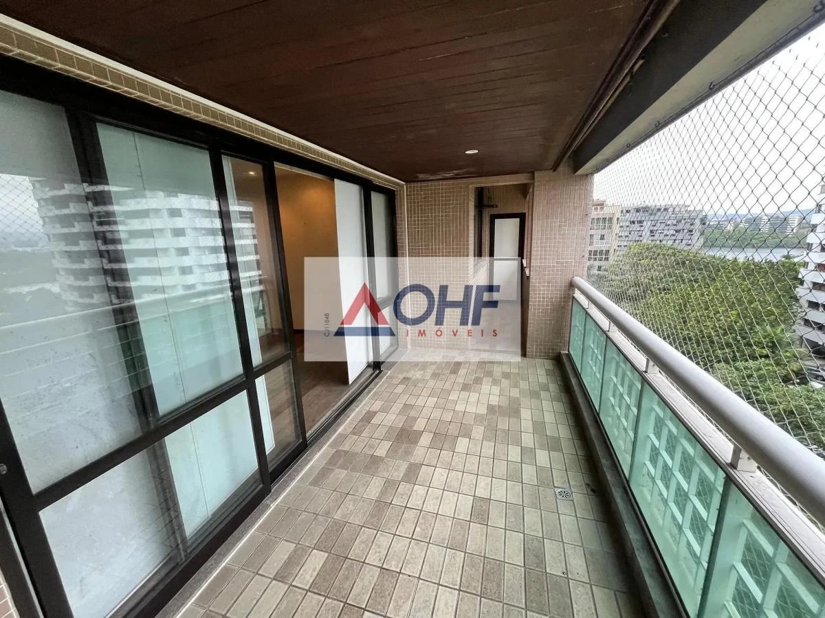 3-bedroom apartment in a building with a pool — photo 10