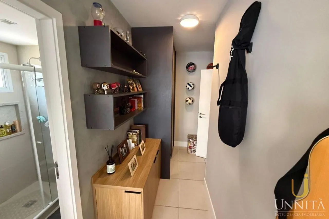 Apartamento residencial con balcón acristalado y vistas — photo 16