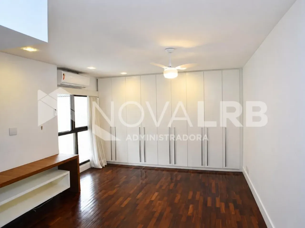 4-bedroom apartment with enclosed glass balcony — photo 25