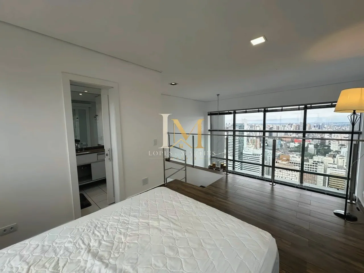 One-bedroom apartment in a building with a gym — photo 7