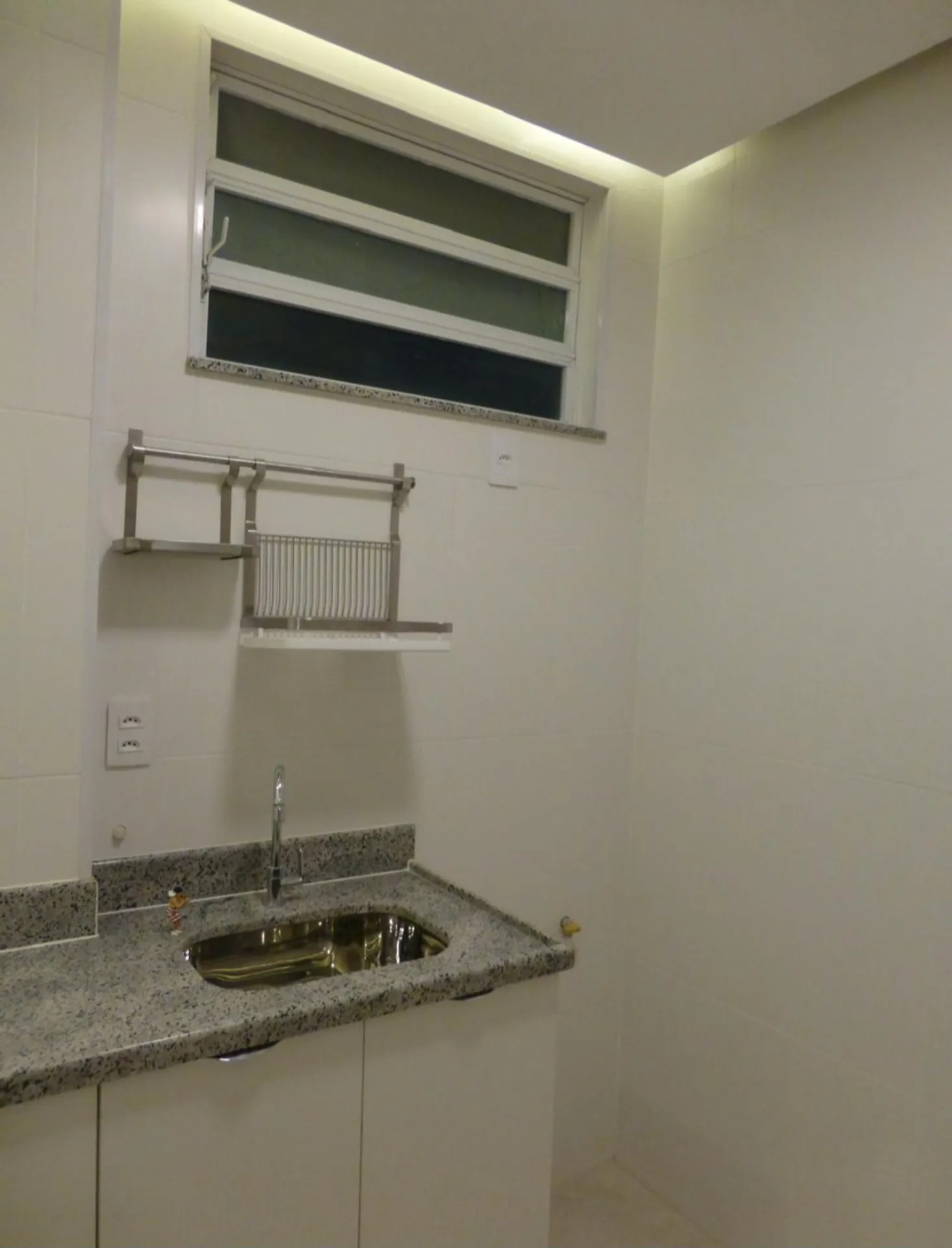 Wood or laminate floors in a one-bedroom apartment, 45 m² — photo 3