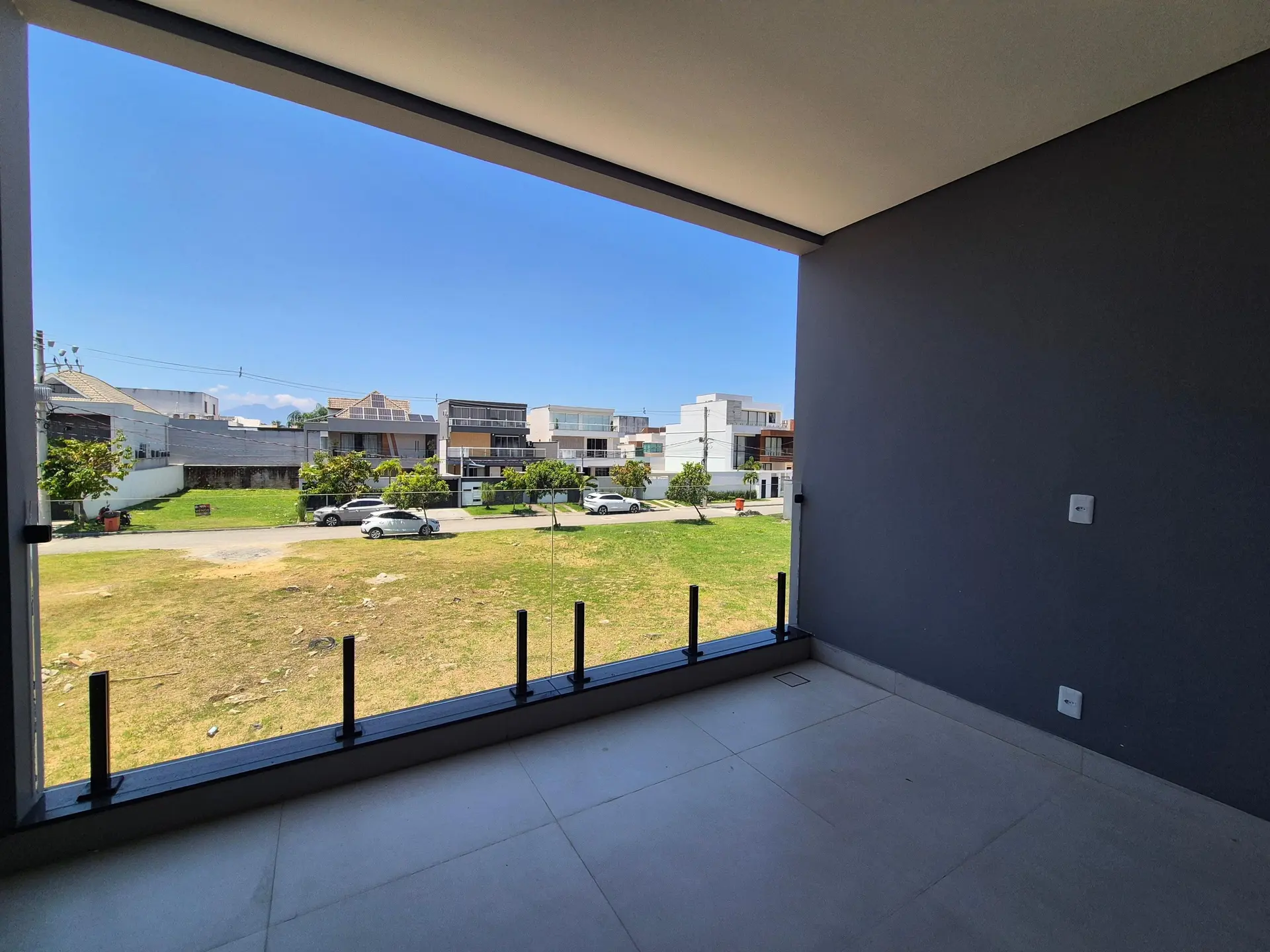 Ventanales de piso a techo y 5 dormitorios: casa de 403 m² — photo 56