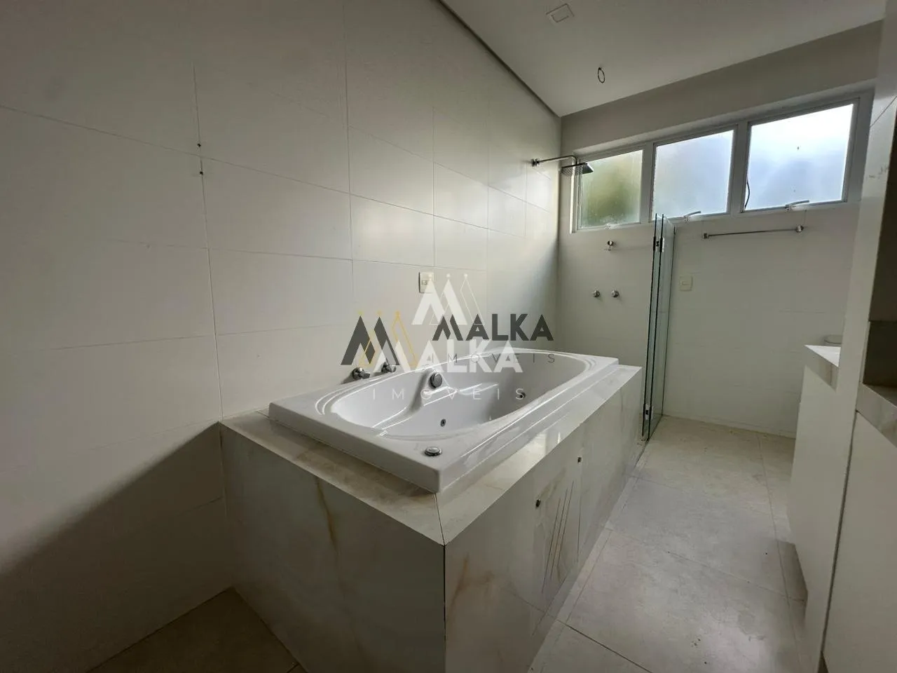 461 m² house with 3 en-suite bedrooms and private garden — photo 22