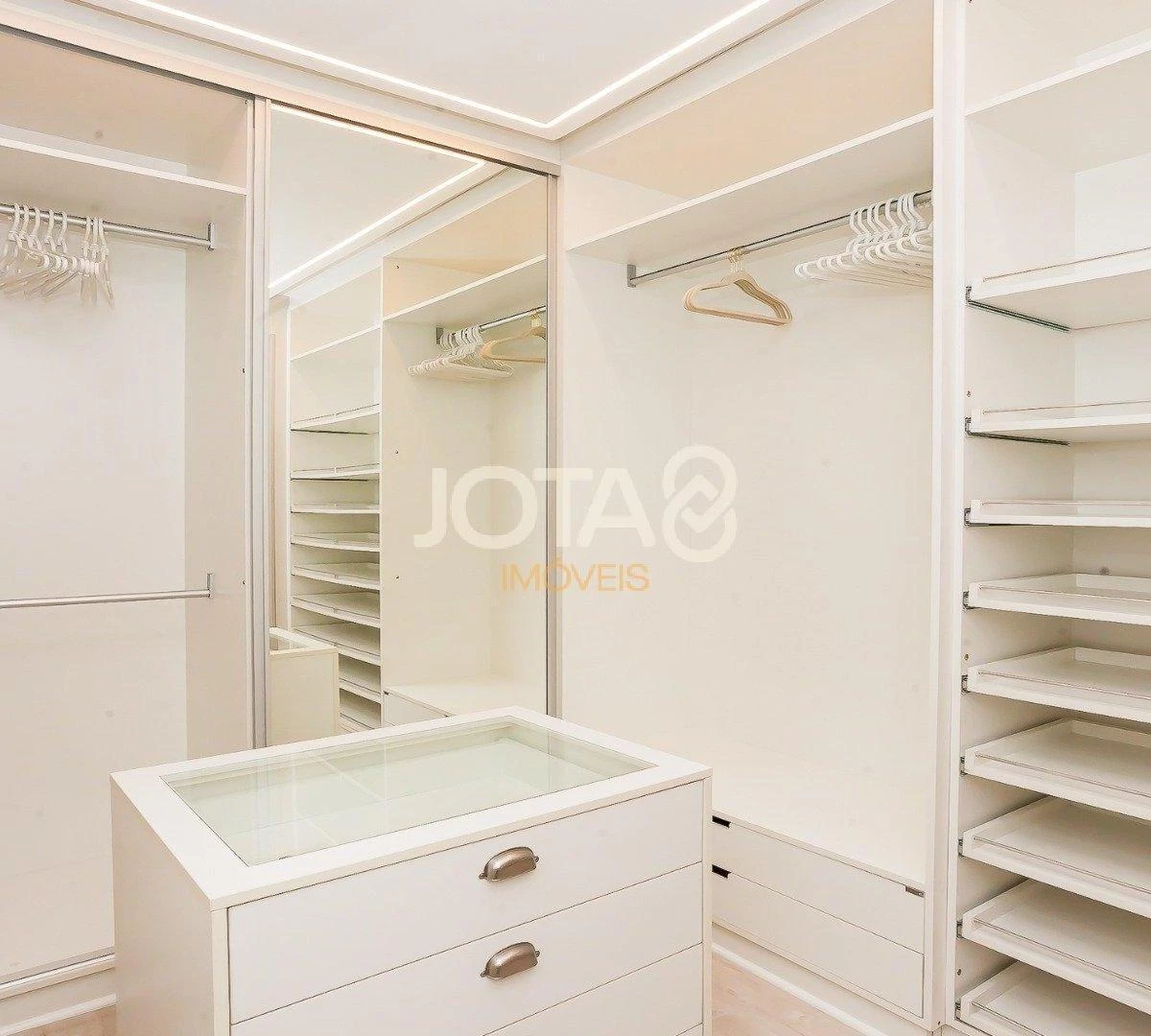 Furnished 3-bedroom apartment with 201 m² — photo 40