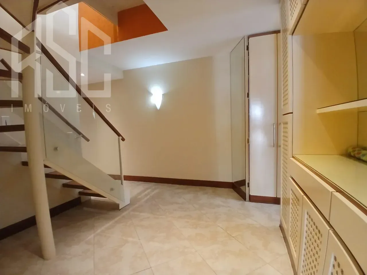 Balcony with a grill in a 2-bedroom apartment, 153 m² — photo 50