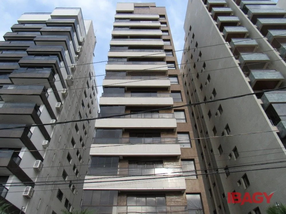 4-bedroom apartment with 2 en-suite baths and enclosed kitchen — photo 30