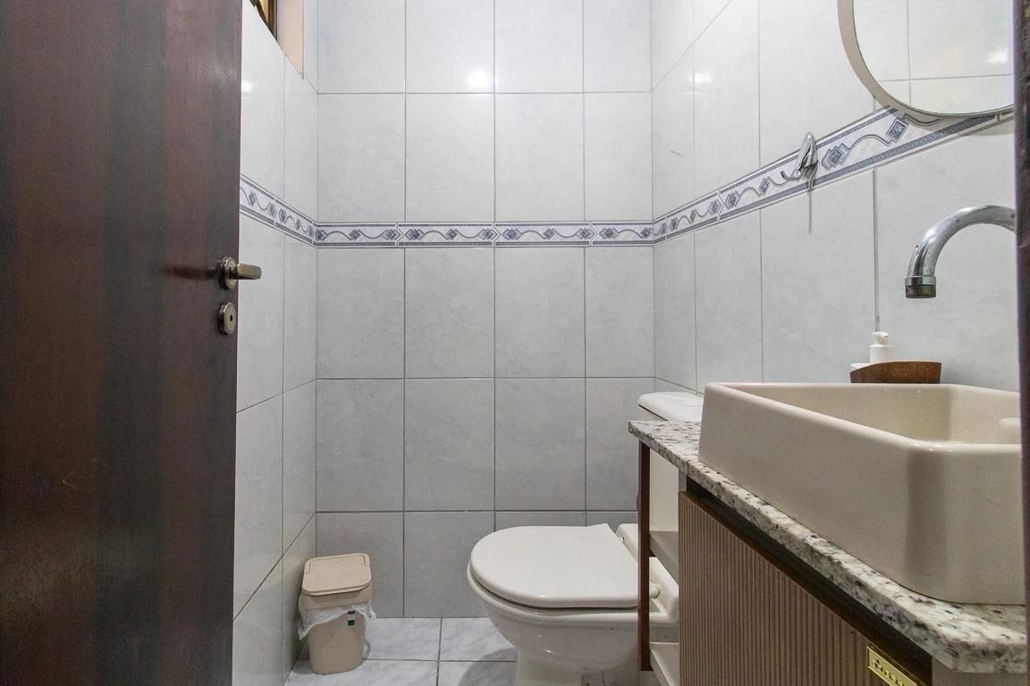 3-bedroom house with a bathtub in Curitiba — photo 20