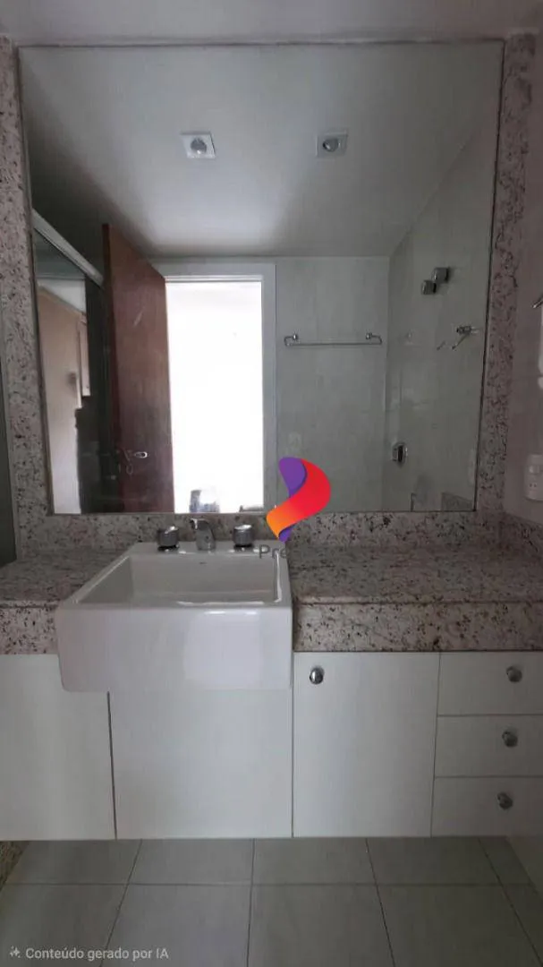 Apartment with enclosed balcony and 4 bedrooms — photo 14