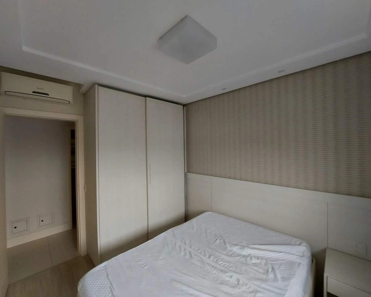 Квартира 149 м² с застеклённым балконом и грилем на балконе — photo 12