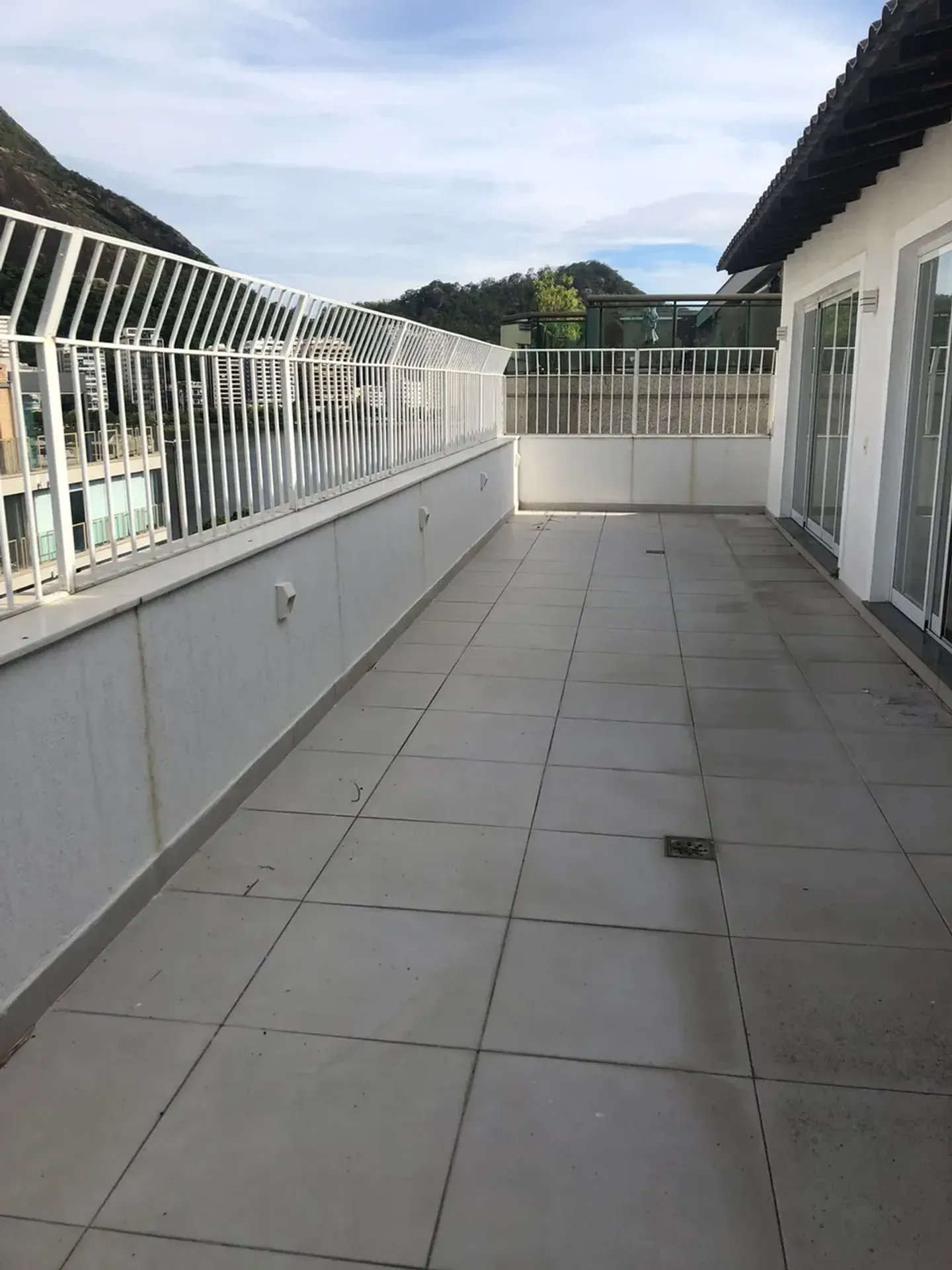 Unfurnished apartment with 5 bedrooms and 4 bathrooms — photo 21