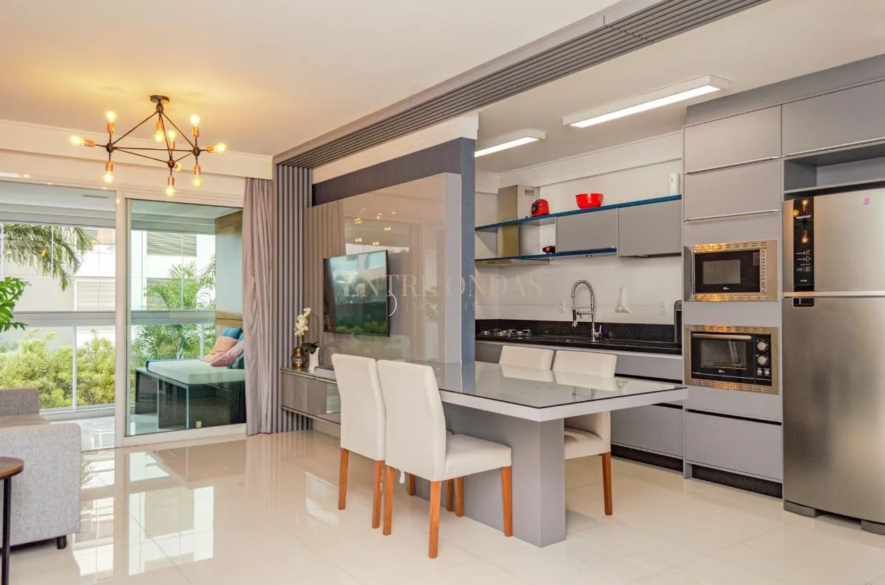 Furnished 2-bedroom apartment with open-plan kitchen