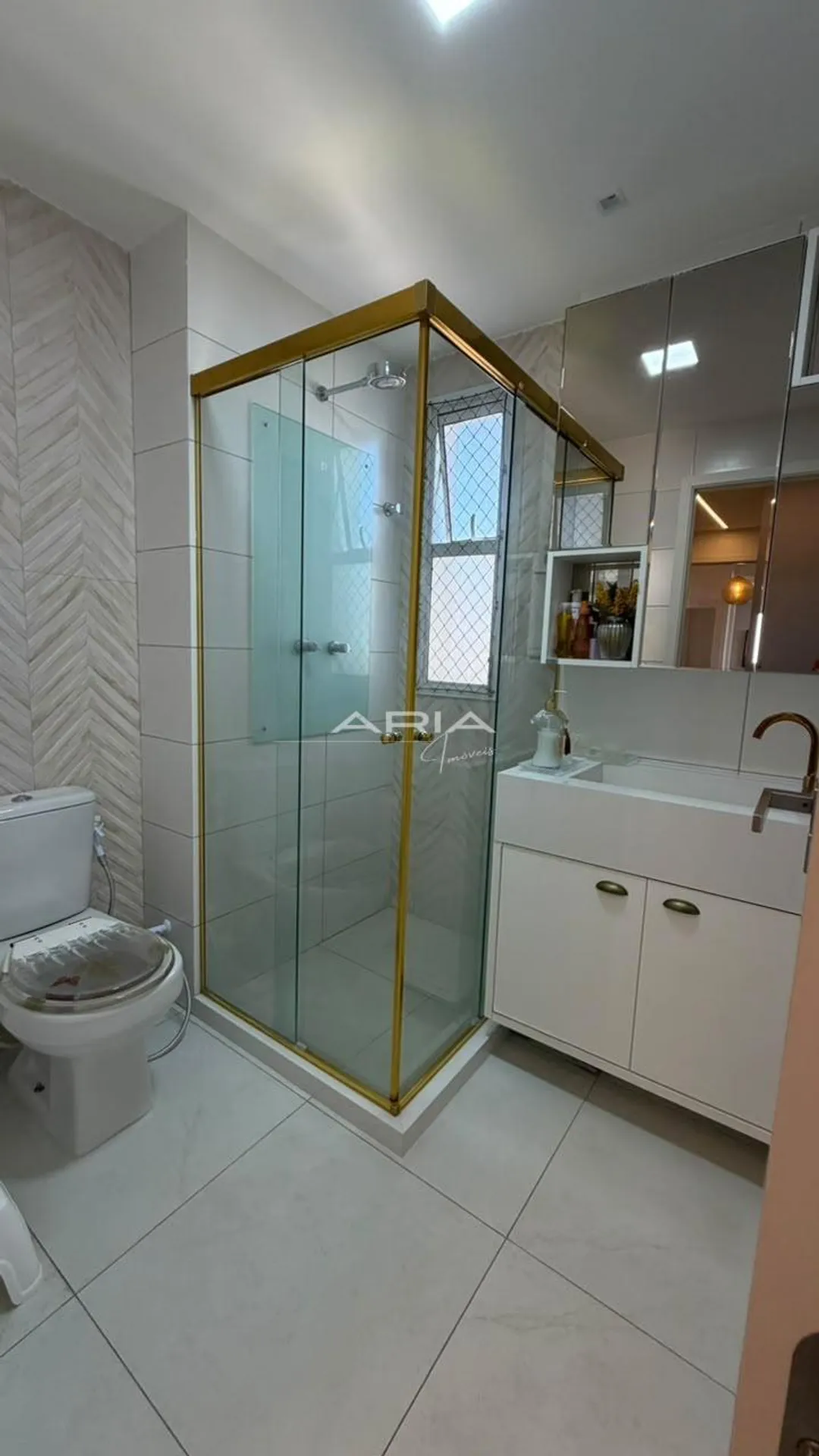 One-bedroom apartment with a glass-enclosed balcony — photo 3