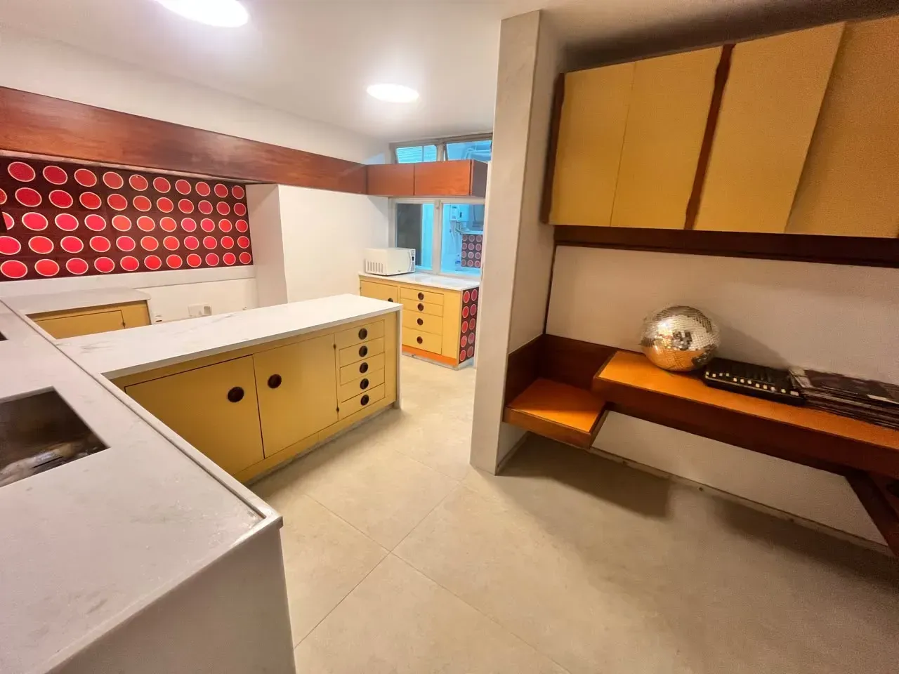 Apartment with a closed-off kitchen and room to work — photo 2
