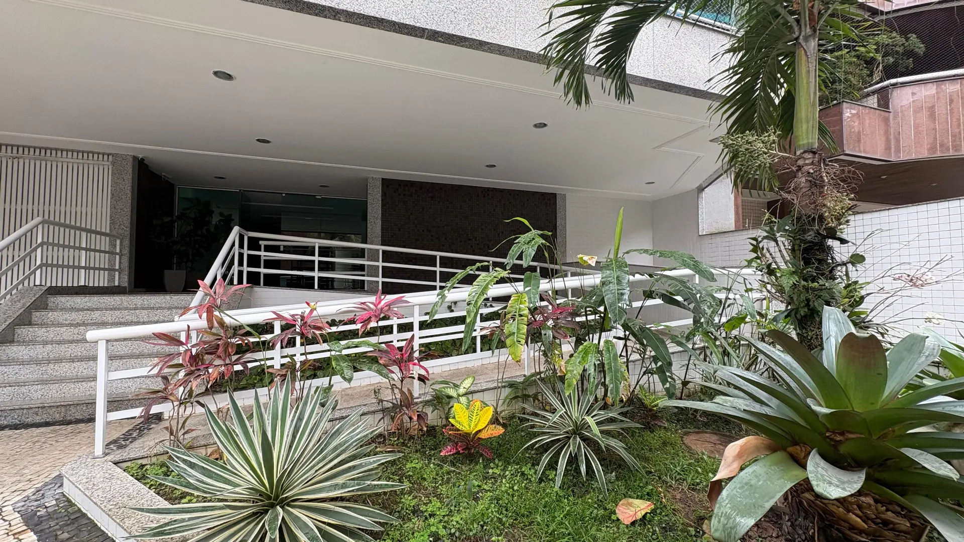 100 m² apartment with a grill on the balcony and a jacuzzi — photo 55