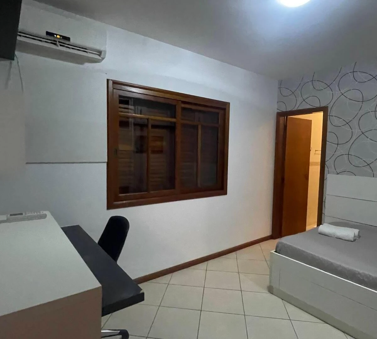 232 m² house with a walk-in closet and a bathtub — photo 16