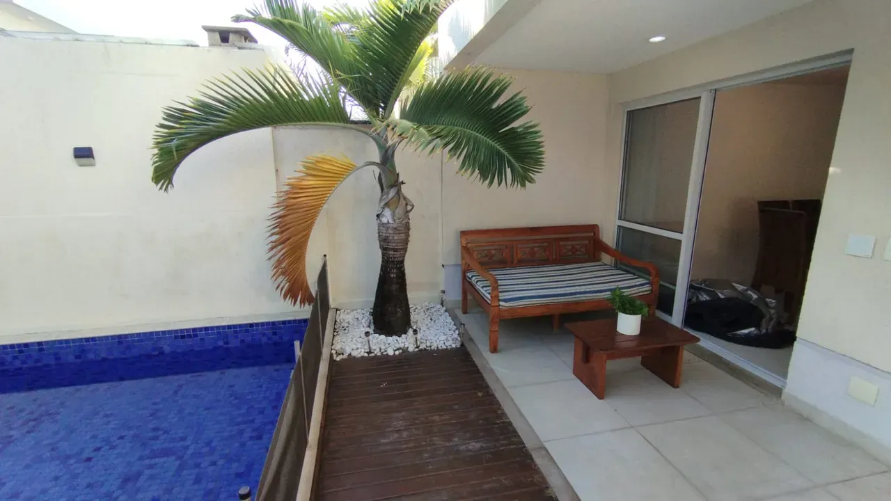 Balcony with a grill in a 5-bedroom house, 220 m² — photo 42