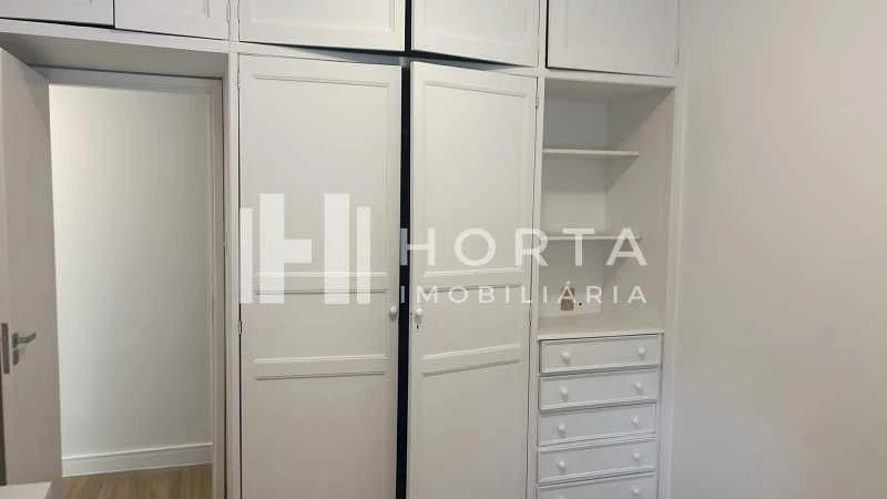 Wood or laminate floors in a 3-bedroom apartment, 127 m² — photo 2