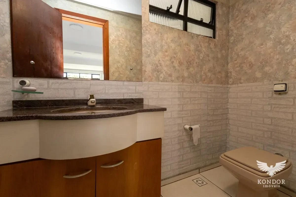 Walk-in closet in a 3-bedroom house, 184 m² — photo 22