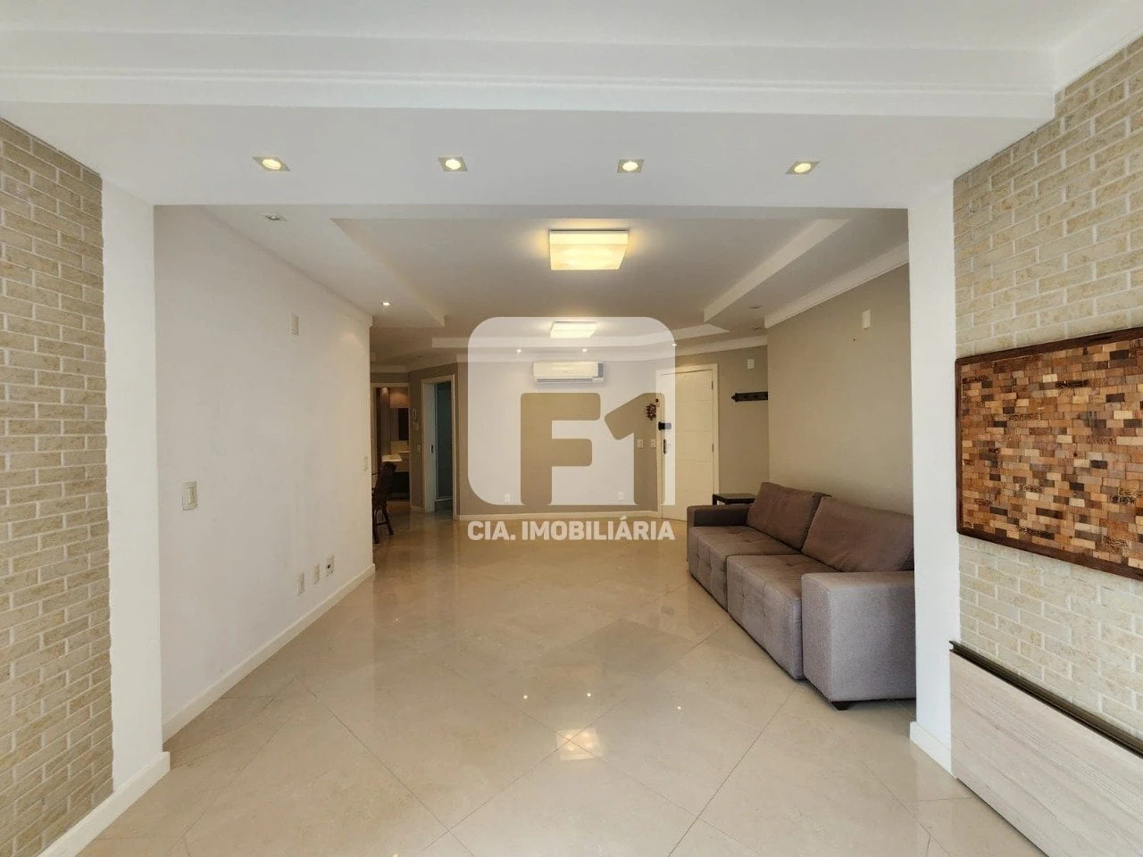 Rental apartment with 4 bedrooms and 5 bathrooms