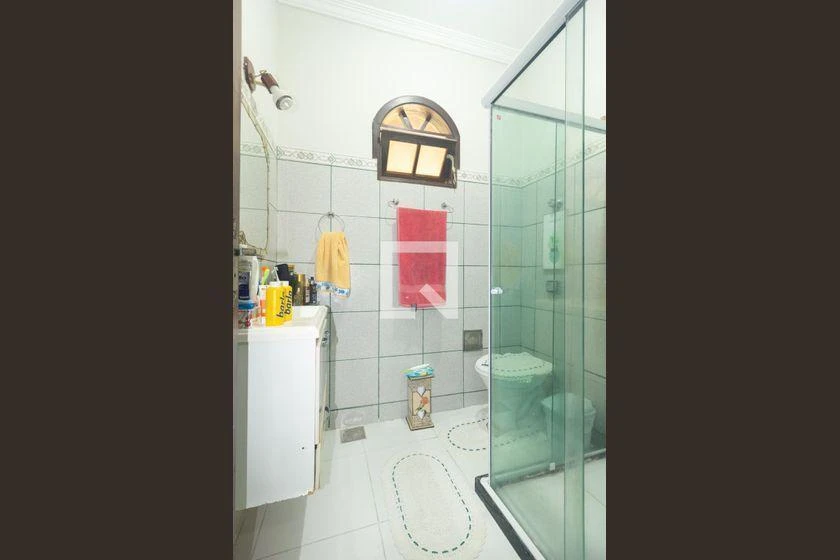 Walk-in closet in a 4-bedroom house, 250 m² — photo 11