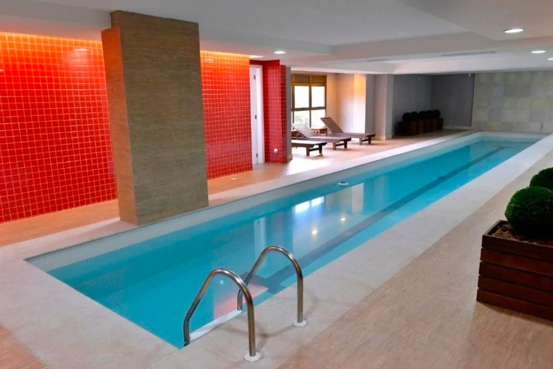 Glass-enclosed balcony in a one-bedroom apartment, 42 m² — photo 14