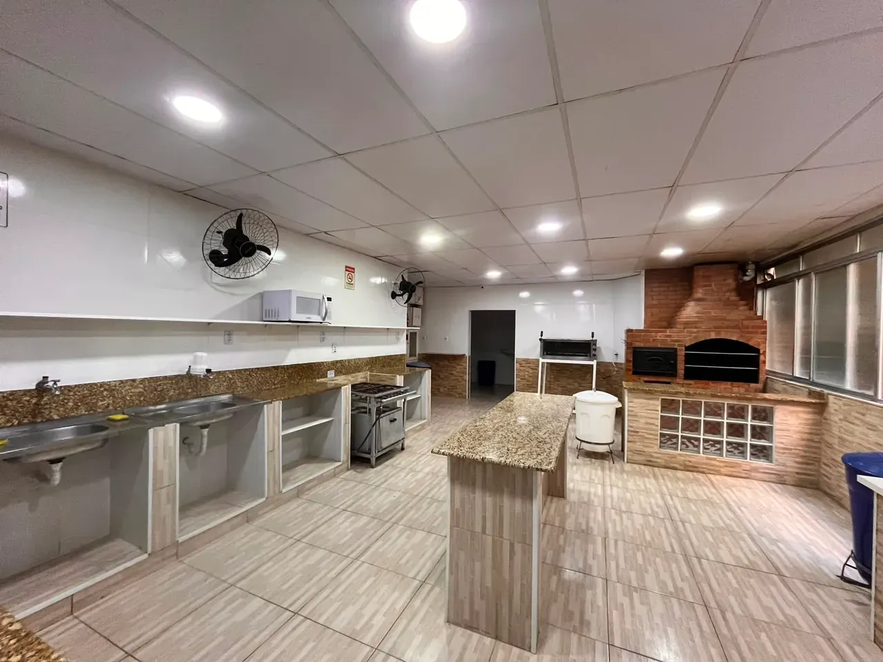 Furnished 3-bedroom apartment with gas open-plan kitchen — photo 42