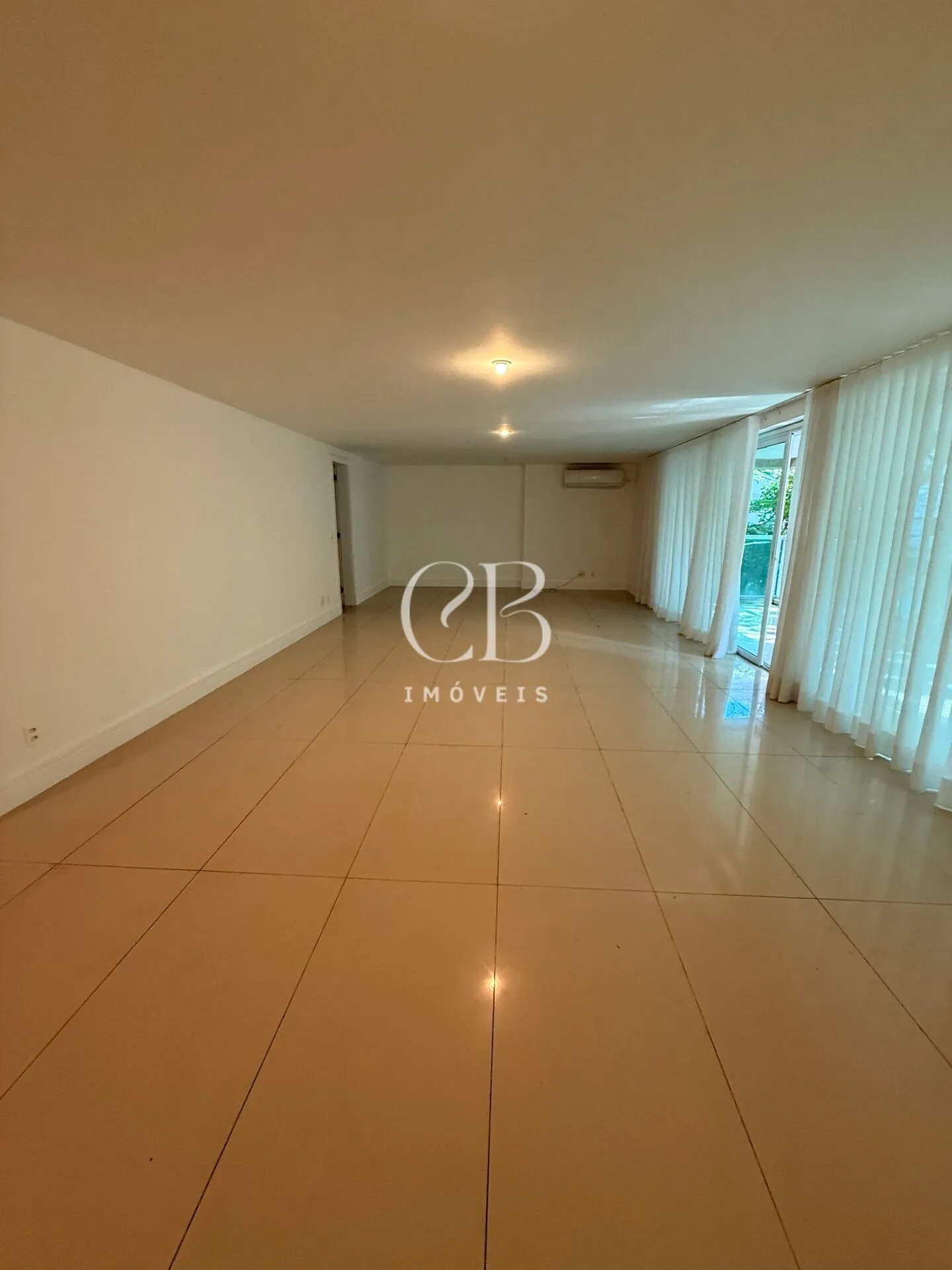 Apartment with 4 bedrooms and a balcony in great condition — photo 4