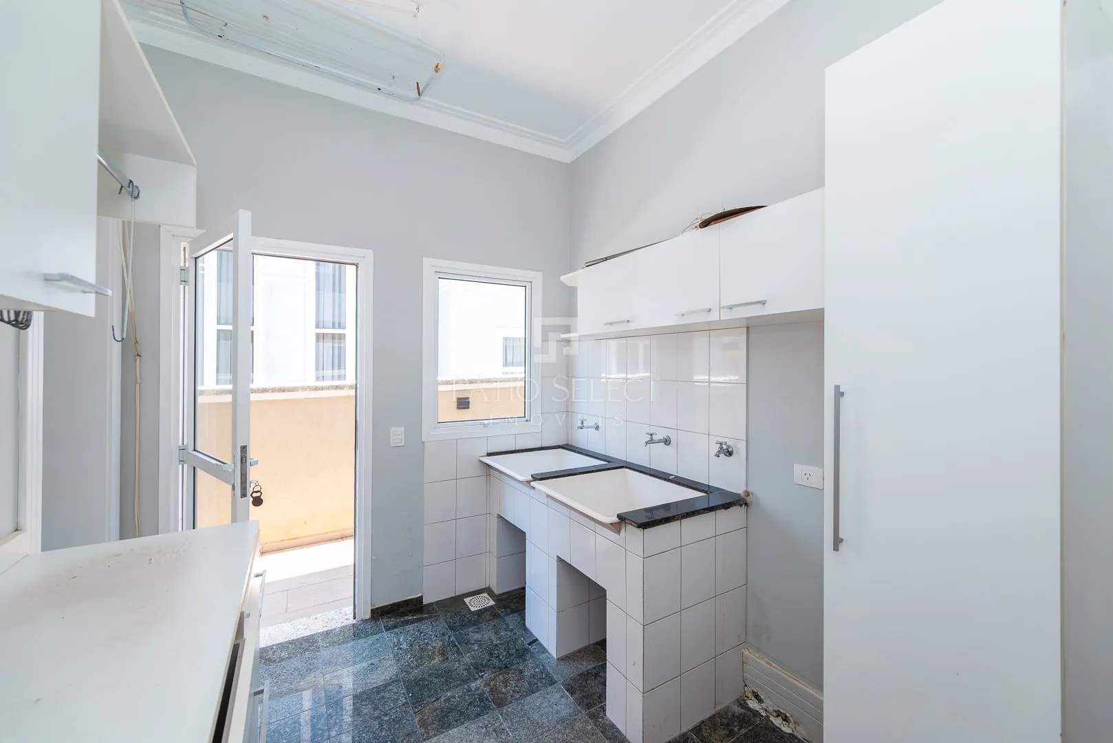 Furnished house, 305 m², with a bathtub — photo 132