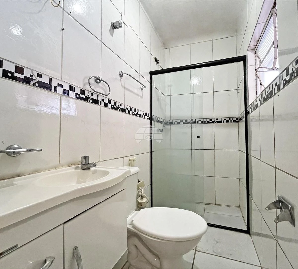 2-bedroom house with wood or laminate floors in Curitiba — photo 14