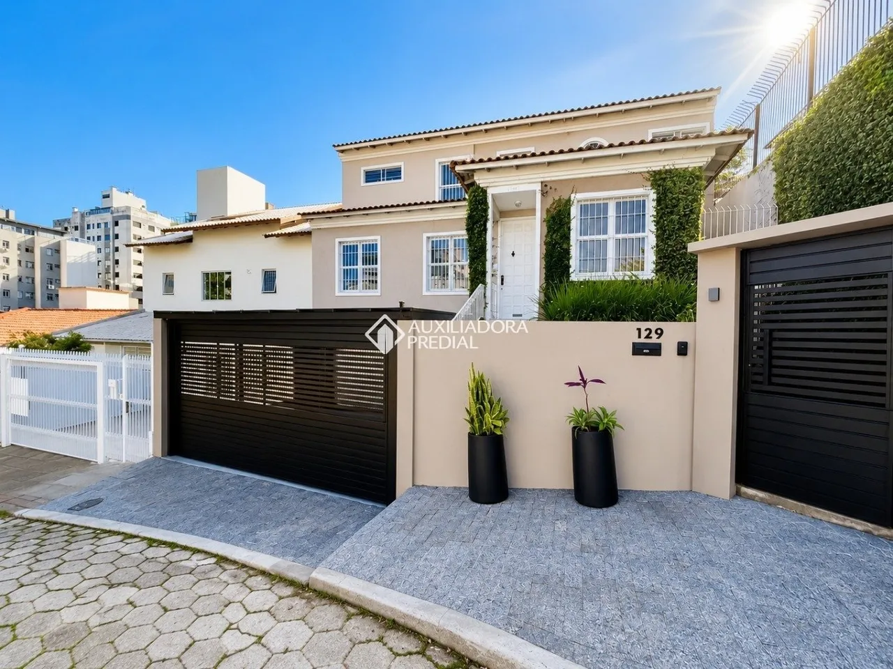 House, 320 m², with a home office