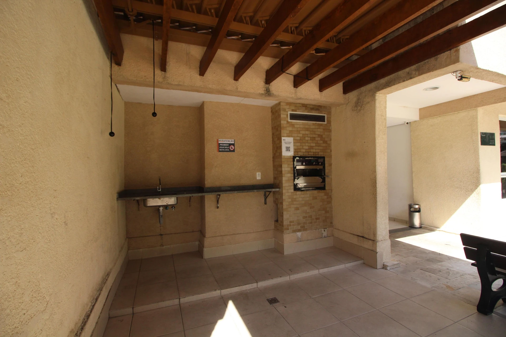 Balcony with a grill in a 3-bedroom apartment, 74 m² — photo 44