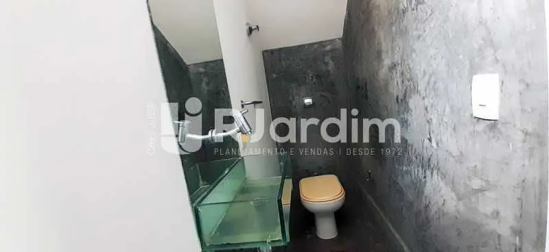 Residential house with a closed kitchen and gas stove — photo 14