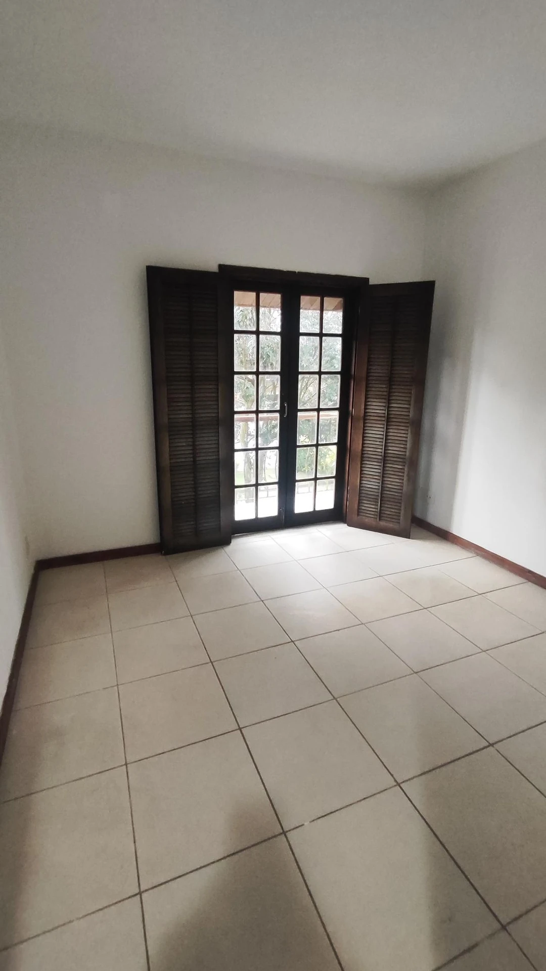House with 3 bedrooms, 1 en-suite and 4 bathrooms — photo 43