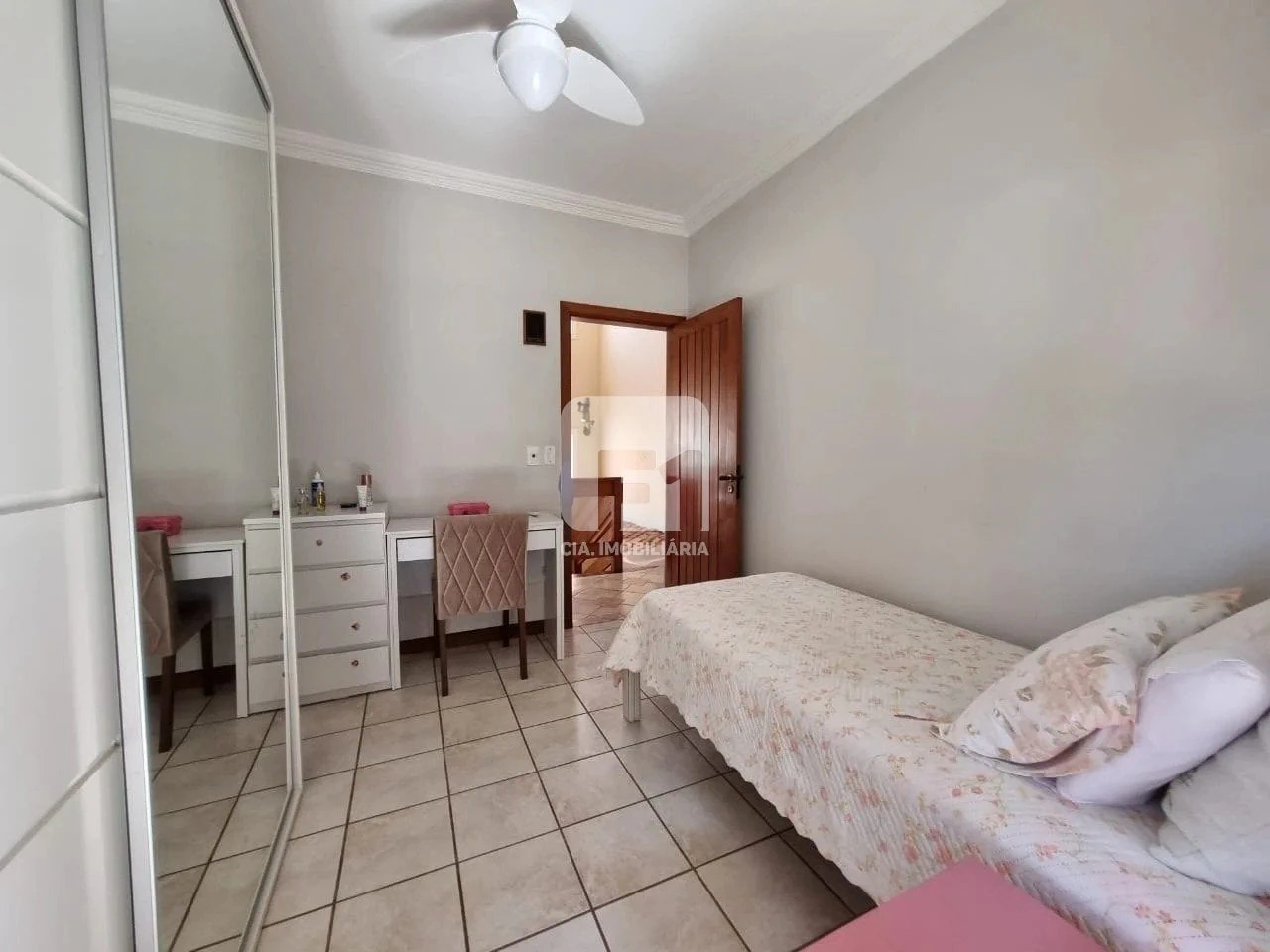 Casa de 5 dormitorios con balcón cerrado con vidrio — photo 5