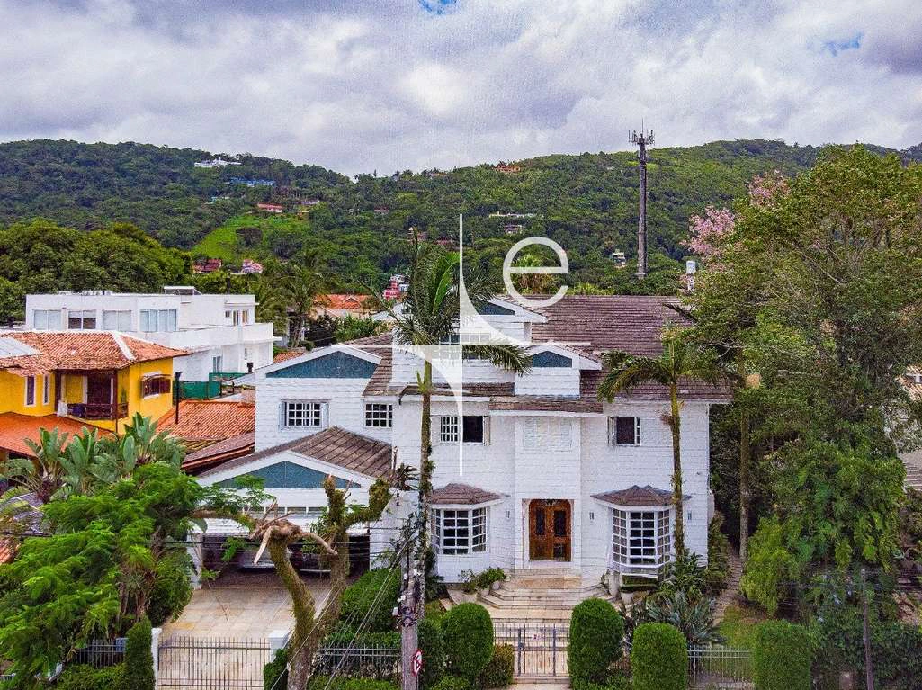 House with 5 bedrooms and a private garden pool